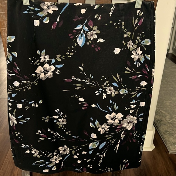 White House Black Market Skirt - Picture 2 of 6